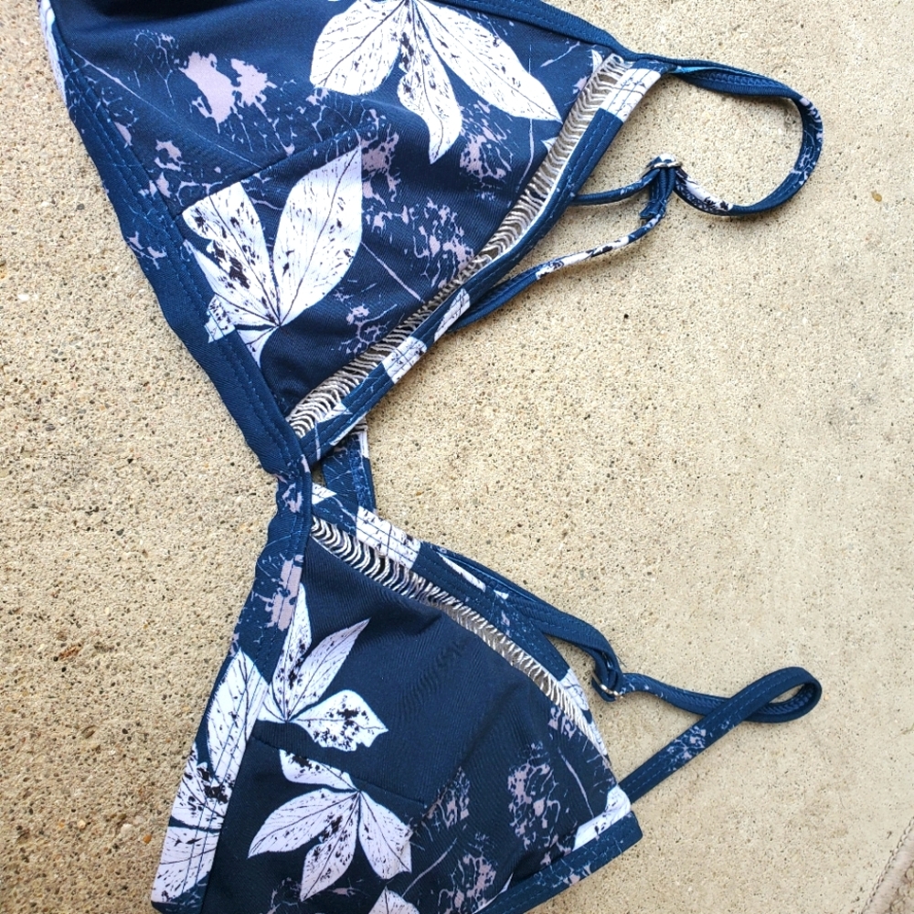 Bikini top size small in blue and white